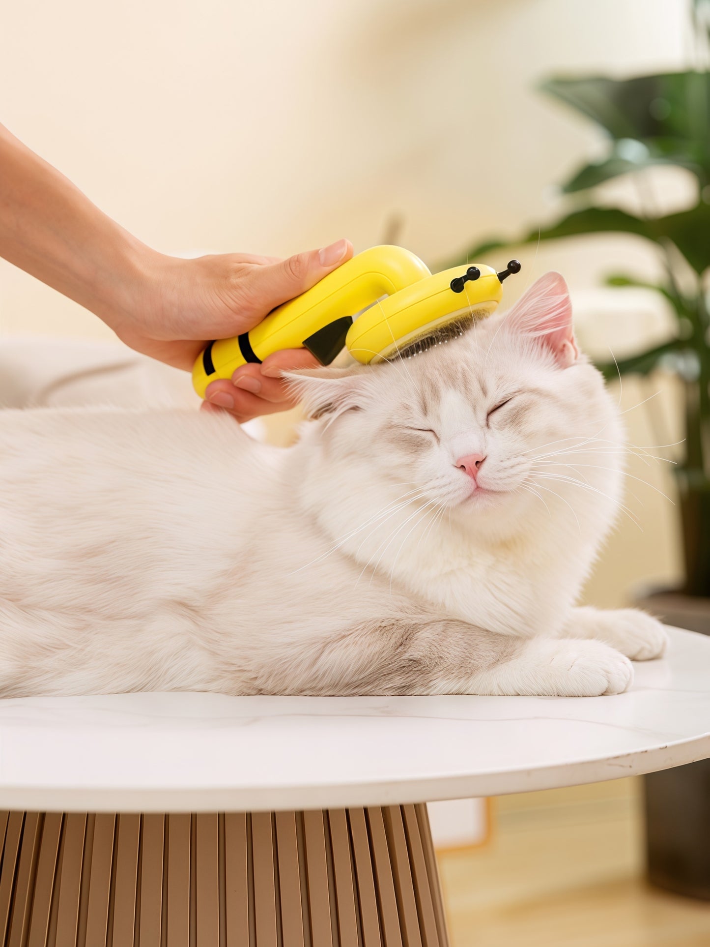 Small Bee Shaped Pet Pin Comb